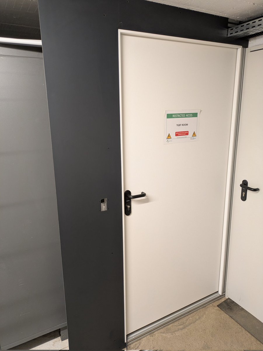 Aujourd'hui installation du chemin de câble pour le groupe électrogène, pause du tube pour la suite des câbles réseaux et installation du contour de porte de la salle UPS.

#Datacenter #RG2 #Association