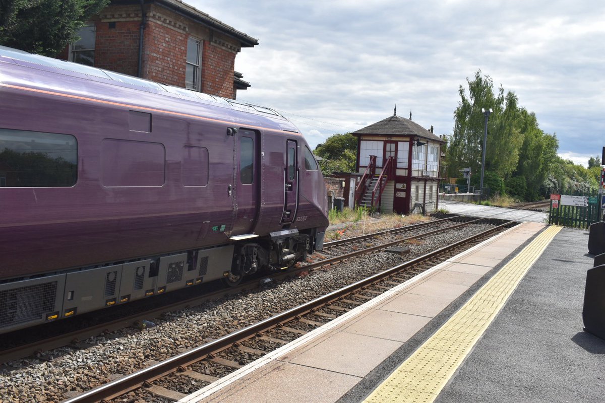 Class8xx's tweet image. 810004 seen here after trip to Lincoln via Newark castle heading home, working 5Q31 @GarethDennis @huwsdavis @EastMidRailway @Clinnick1 #newtrain #Aurora #claas810