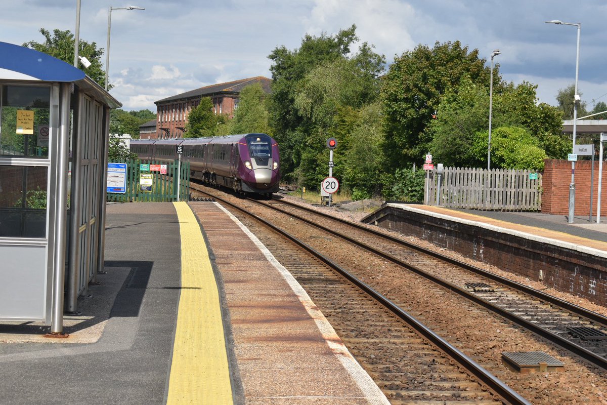 Class8xx's tweet image. 810004 seen here after trip to Lincoln via Newark castle heading home, working 5Q31 @GarethDennis @huwsdavis @EastMidRailway @Clinnick1 #newtrain #Aurora #claas810