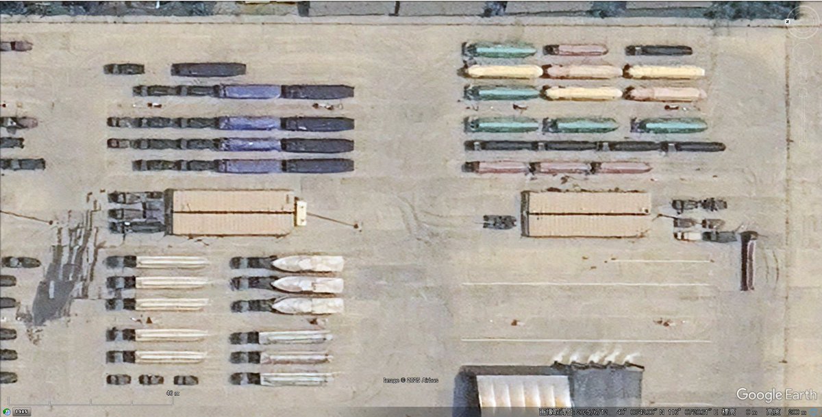 中国　陸軍某総合訓練場

GE衛星画像が更新。北京市郊外の中国軍閲兵訓練基地では9月に開催の抗日戦争勝利80周年記念軍事パレード向けて訓練が行われている。戦車やミサイルTEL、無人機展示車などのほか、パレード訓練支援を含め500両以上の車両が集結。長安街などを再現した道路には車列を確認される