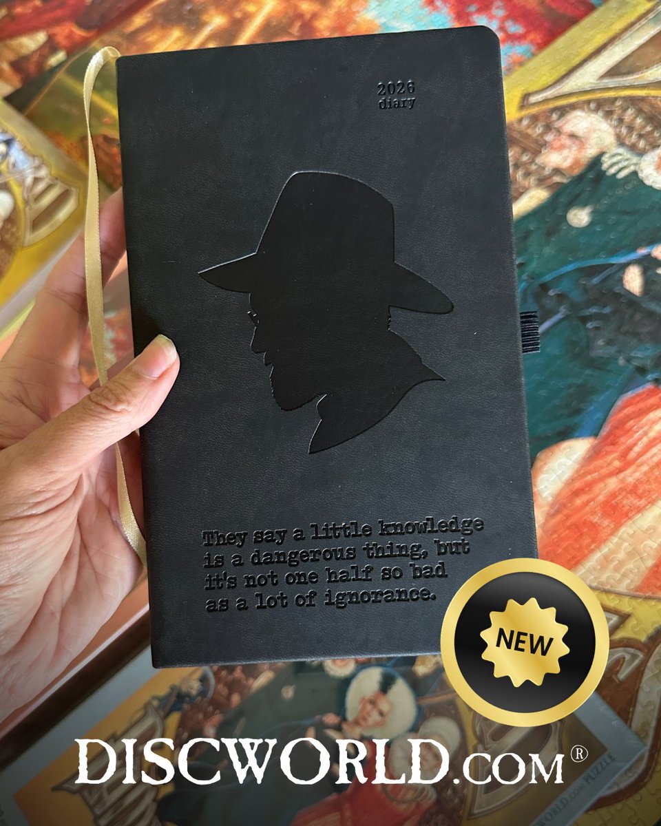 Discworld_com's tweet image. 📖 Get ready for 2026!
This 15-month diary, starting October 2025, will be great for Terry Pratchett fans and planners alike. Adorned with a blind-embossed silhouette and his timeless quote from Equal Rites—“They say a little knowledge is a dangerous thing, but it’s not one half…