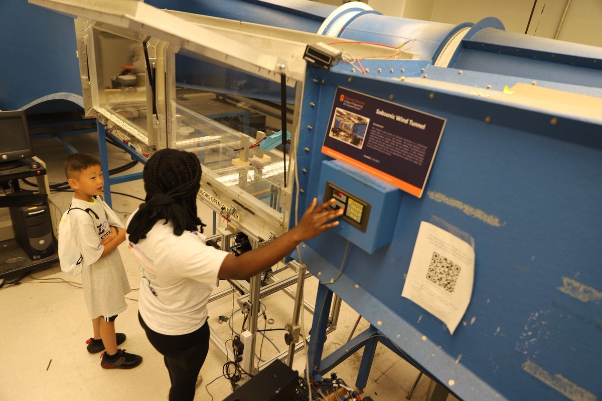EngineeringSU's tweet image. The best way to test a paper airplane? See how it responds in a wind tunnel! Our STEM Trekkers partnership with the Technology Alliance of Central New York let local kids work with our students and faculty to learn about lift, drag, virtual reality and fluid dynamics.
✈️ 🍊