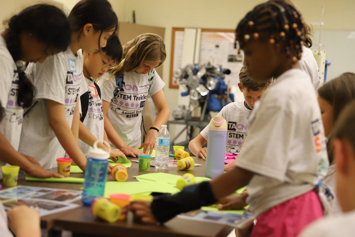 EngineeringSU's tweet image. The best way to test a paper airplane? See how it responds in a wind tunnel! Our STEM Trekkers partnership with the Technology Alliance of Central New York let local kids work with our students and faculty to learn about lift, drag, virtual reality and fluid dynamics.
✈️ 🍊