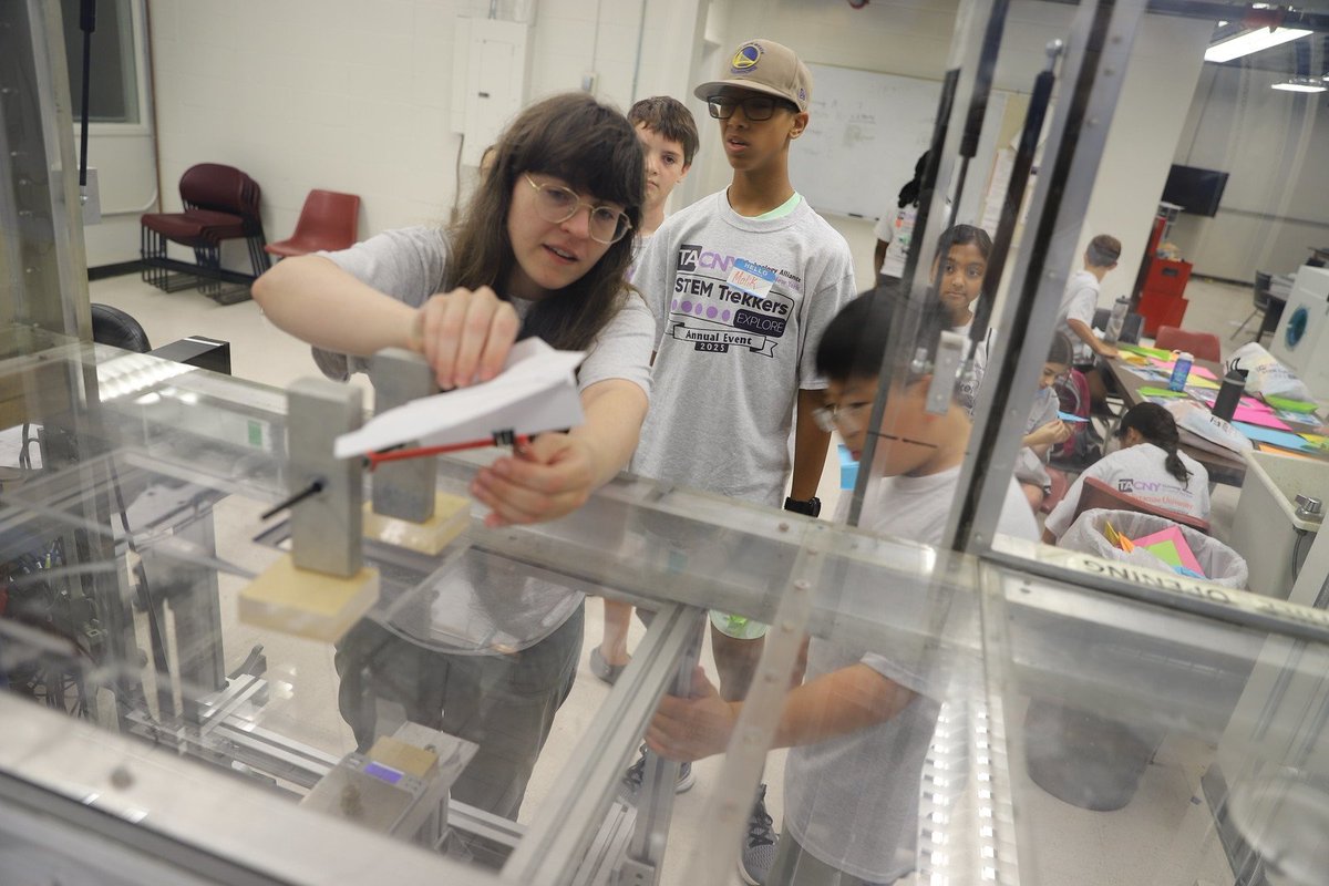 EngineeringSU's tweet image. The best way to test a paper airplane? See how it responds in a wind tunnel! Our STEM Trekkers partnership with the Technology Alliance of Central New York let local kids work with our students and faculty to learn about lift, drag, virtual reality and fluid dynamics.
✈️ 🍊