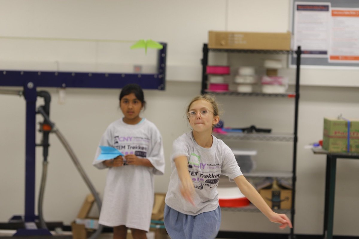 EngineeringSU's tweet image. The best way to test a paper airplane? See how it responds in a wind tunnel! Our STEM Trekkers partnership with the Technology Alliance of Central New York let local kids work with our students and faculty to learn about lift, drag, virtual reality and fluid dynamics.
✈️ 🍊
