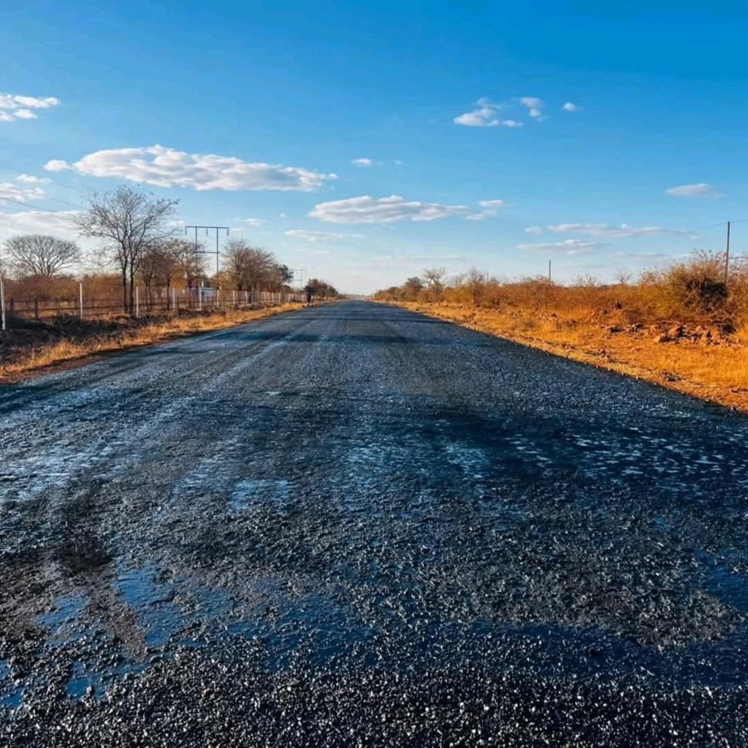 MairosiWatungwa's tweet image. #ProgressUpdate| Priming is currently underway on the Bulawayo-Nkayi Road construction project. This upgrade will enhance connectivity, boost trade and improve travel safety for communities.
#EDWORKS
#InfrastructureDevelopment 
@zanupf_patriots @Jamwanda2 
@dereckgoto @oczmk