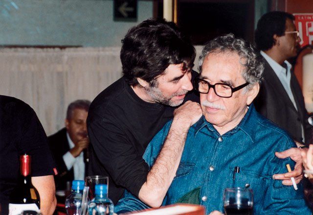 "En Macondo comprendí que al lugar donde has sido feliz no debieras tratar de volver". 
"Peces de ciudad", Joaquín Sabina 
📷Joaquín Sabina junto a García Márquez