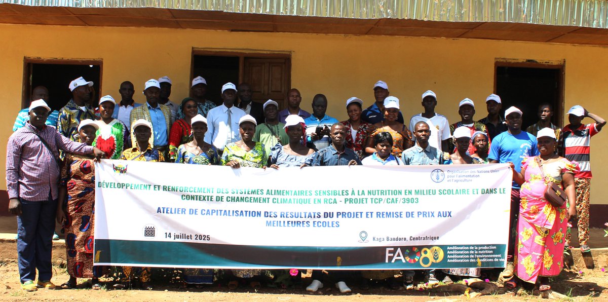 FAOCentrafrique's tweet photo. Atelier de capitalisation des acquis du Projet de #FAO TCP/CAF/3903 à #Kaga #Bandoro 🇨🇫. M. Salomon Saboyombo; Inspecteur d’Académie de Nana Gribizi, très satisfait des résultats du projet et plaide pr sa mise en échelle au niveau national pr une éducation de qualité des élèves. https://t.co/b8DAQkN3P8