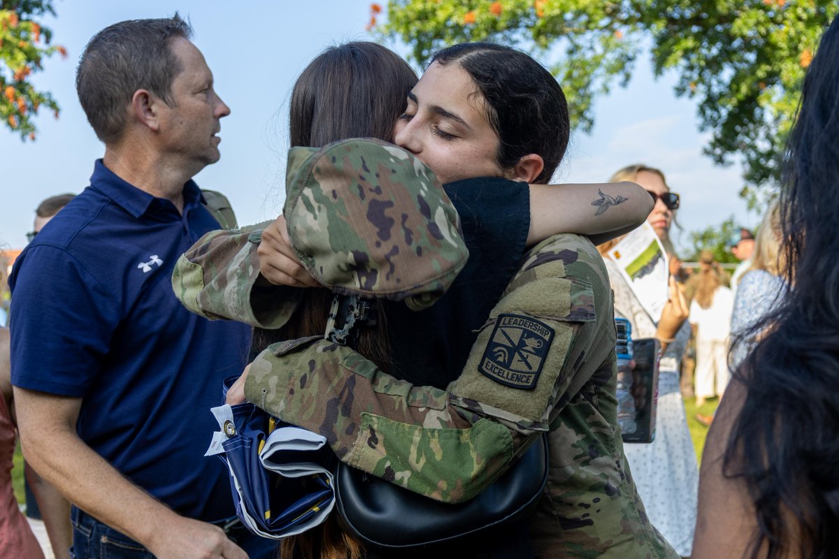ArmyROTC's tweet image. Three cheers for 3rd Regiment #AdvancedCamp Cadets as they graduate with a bang! #CST2025 馃帀
馃摳: Norah Hamil, The Ohio State University, CST Public Affairs Office & Teagan O'Meara, Ball State University, CST Public Affairs Office
