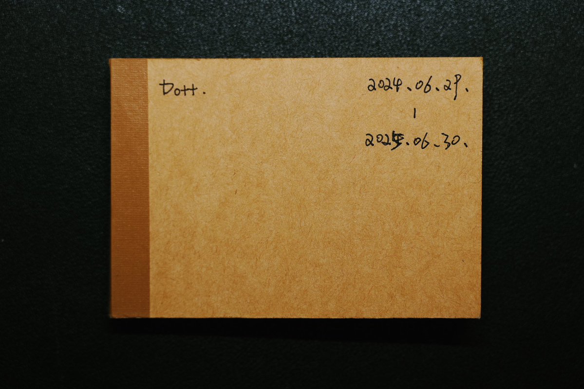 DottChen's tweet image. 分享一下近一年手写 todo list 的体验。
已经在工作中完全弃用类似 Things 的 todo 应用了,这类软件对我来说最大的问题在于,工作时在显示器中切换应用带来的 context switch 要远大于瞟一眼手边的纸笔,而且鼠标勾选带来的反馈不如感受纸笔摩擦带来的反馈自然。…
