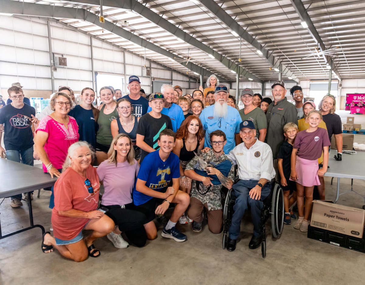 GovAbbottPress's tweet image. Yesterday, Governor @GregAbbott_TX joined General @ChiefNGB in Kerrville to survey damage caused by recent deadly flooding.
They also thanked first responders and volunteers who continue to assist in flood recovery efforts.
Read more here: bit.ly/3IwXKiP