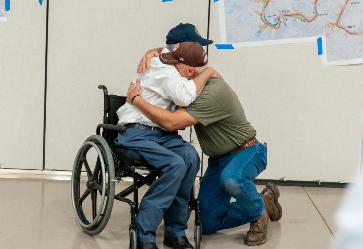 GovAbbottPress's tweet image. Yesterday, Governor @GregAbbott_TX joined General @ChiefNGB in Kerrville to survey damage caused by recent deadly flooding.
They also thanked first responders and volunteers who continue to assist in flood recovery efforts.
Read more here: bit.ly/3IwXKiP