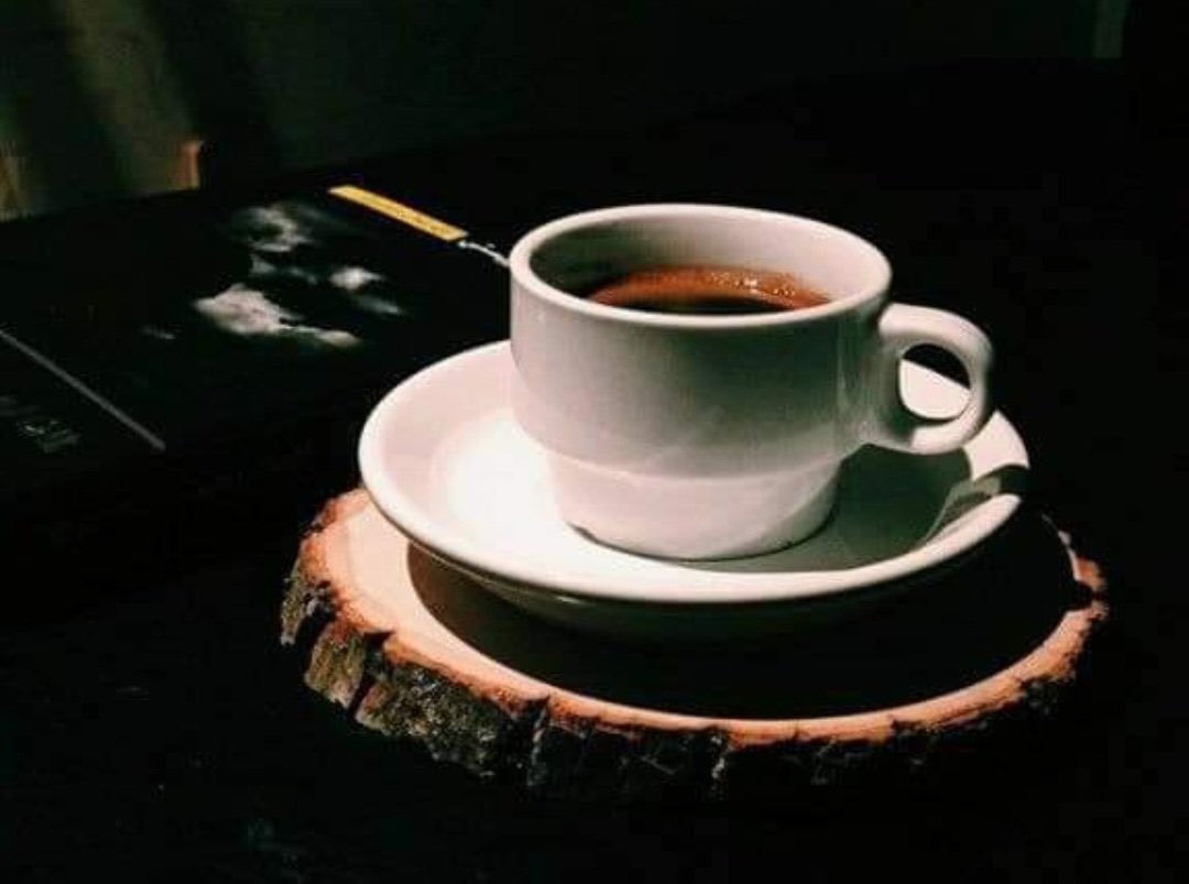 المقهى الأدبي☕️🖋 (@2_aladb) on Twitter photo حزنٌ وطاولةٌ وشخصٌ واحدُ
" لم تأتِ "
فالمقهى فراغٌ باردُ
يبدو تخلّت فجأةً
لم ينتبه
أن الكراسي الفارغات قصائدُ
هي لا تفكّر في المجيء
مزاجها صعبٌ
وعيناه انتظارٌ شاردُ
نختار مقعدنا بلطفٍ فادحٍ
قد تشرح
الفقد العظيم مقاعدُ !
<a href="/mohyag6/">محمد إبراهيم يعقوب</a>
#محمد_يعقوب
#قهوة_السابعة حزنٌ وطاولةٌ وشخصٌ واحدُ
" لم تأتِ "
فالمقهى فراغٌ باردُ
يبدو تخلّت فجأةً
لم ينتبه
أن الكراسي الفارغات قصائدُ
هي لا تفكّر في المجيء
مزاجها صعبٌ
وعيناه انتظارٌ شاردُ
نختار مقعدنا بلطفٍ فادحٍ
قد تشرح
الفقد العظيم مقاعدُ !
<a href="/mohyag6/">محمد إبراهيم يعقوب</a>
#محمد_يعقوب
#قهوة_السابعة