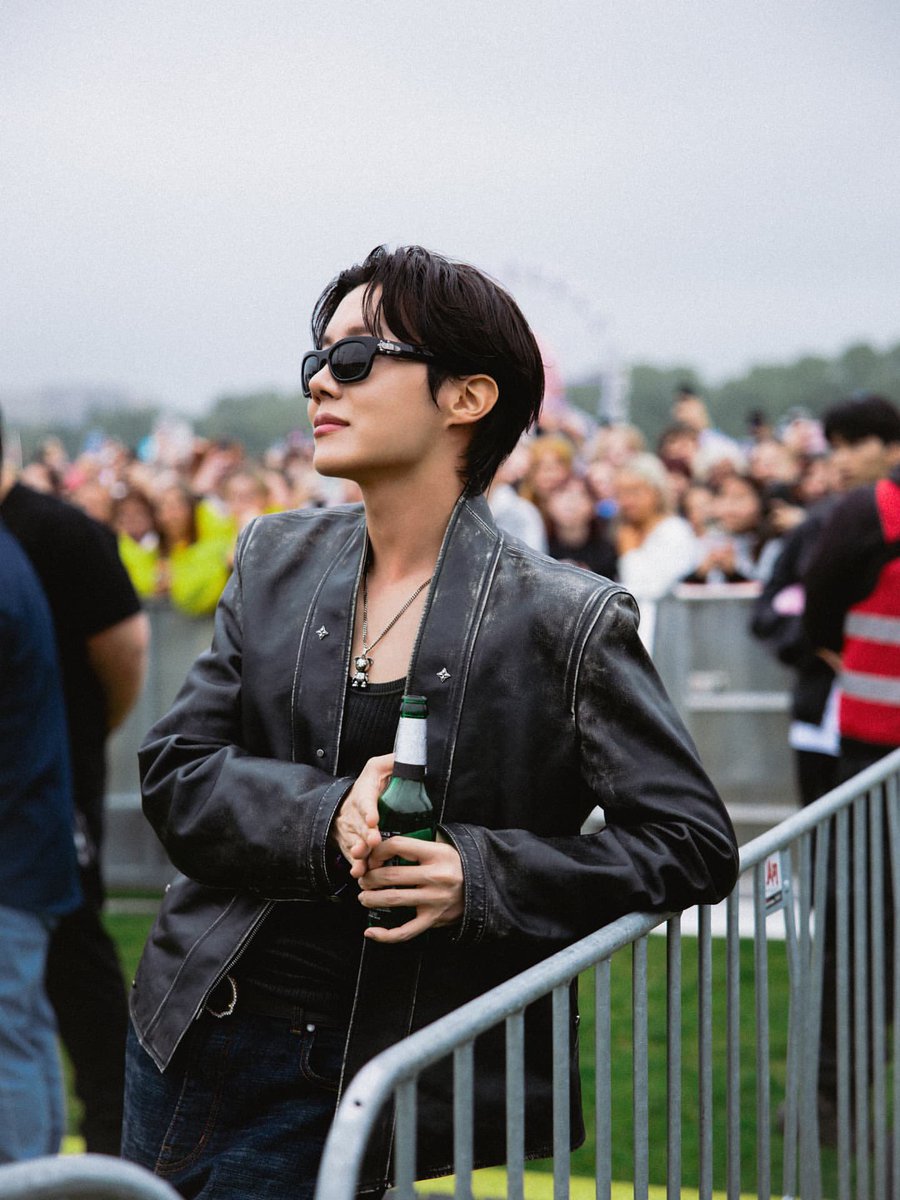 Line Loves BTS tweet media