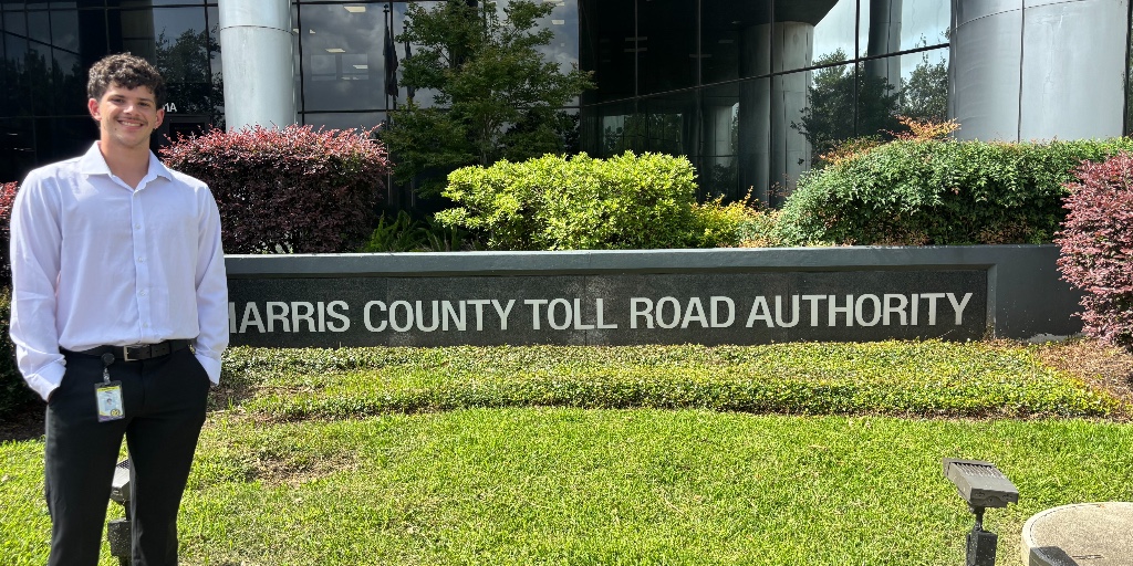 UTSA's tweet image. Summer is for internships! 🏢
📸: Andres Sequeira Narvaez, an economics major who's interning in the Harris County Toll Road Authority's finance department
📸: Noor-E-Saher Ahmed, a pre-med student majoring in history who's interning at Beth Israel Deaconess Medical Center in…