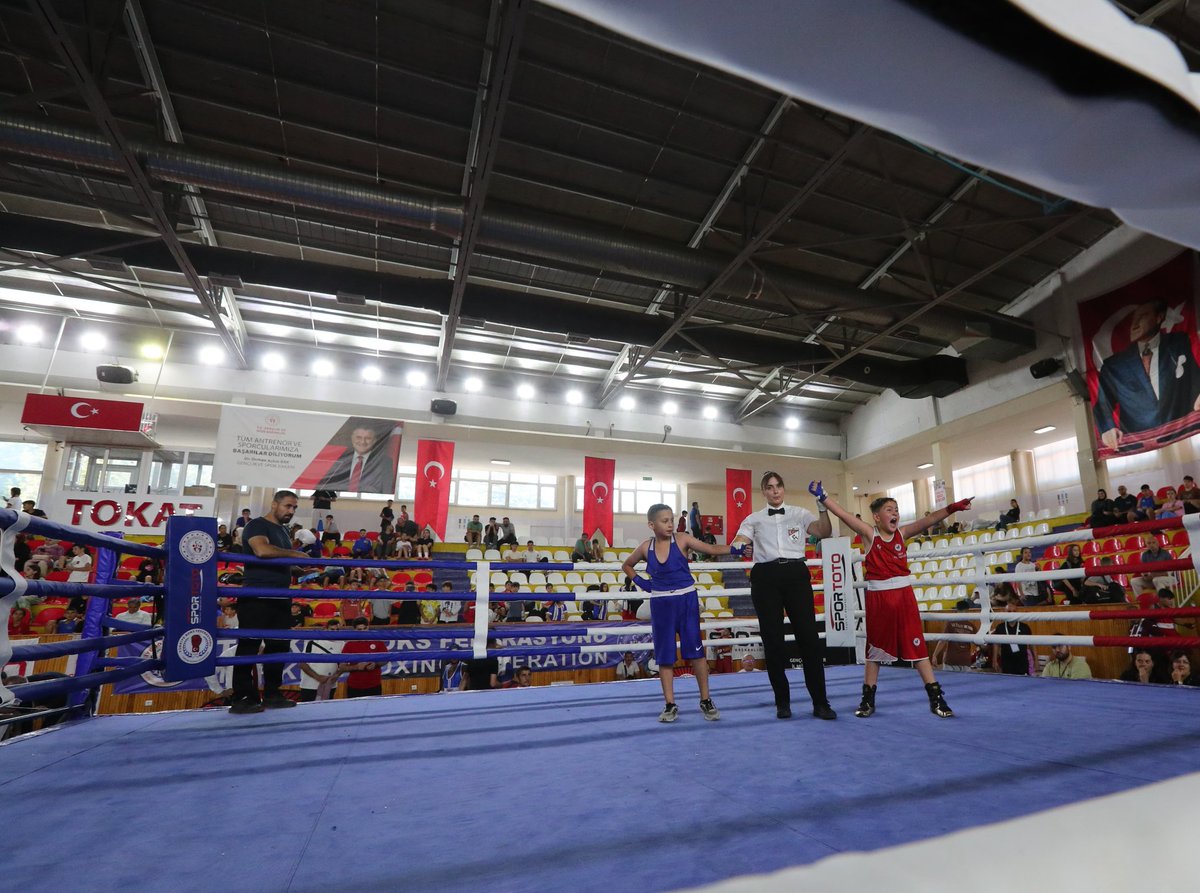 Tokat Valiliği (@tokatvaliligi) on Twitter photo 🥊 Alt Minikler Ferdi Boks Türkiye Şampiyonası Tokat’ta Başladı!
📍 63 ilden gelen idareci, antrenör ve sporculardan oluşan yaklaşık 800 kişilik spor kafilesi, ilimizde buluştu.
🏟️ Valimiz <a href="/abdullahkoklu/">Abdullah Köklü</a>, Hüseyin Akbaş Spor Salonu’nda düzenlenen şampiyonanın açılış törenine 🥊 Alt Minikler Ferdi Boks Türkiye Şampiyonası Tokat’ta Başladı!
📍 63 ilden gelen idareci, antrenör ve sporculardan oluşan yaklaşık 800 kişilik spor kafilesi, ilimizde buluştu.
🏟️ Valimiz <a href="/abdullahkoklu/">Abdullah Köklü</a>, Hüseyin Akbaş Spor Salonu’nda düzenlenen şampiyonanın açılış törenine