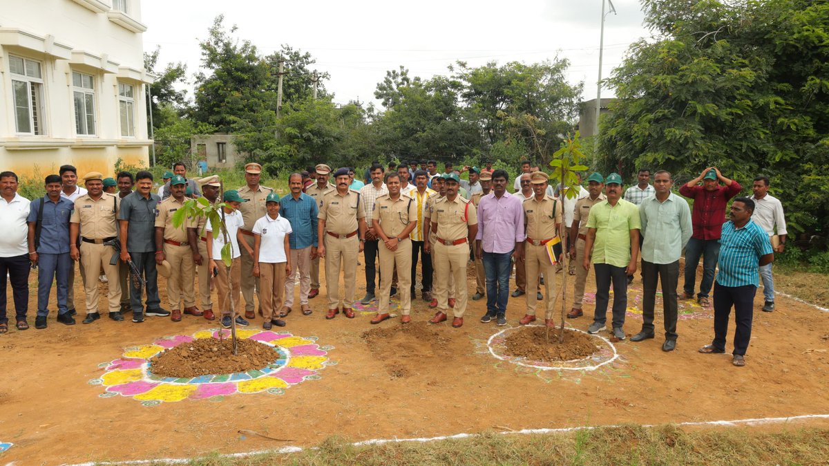 భవిష్యత్తు తరాల సంక్షేమమే #వన మహోత్సవ కార్యక్రమ లక్ష్యo. జిల్లా పోలీసు కార్యాలయంలో పోలీసు అధికారులు, సిబ్బందితో కలిసి వన మహోత్సవ కార్యక్రమం. #పర్యావరణ పరిరక్షణకు ప్రతి ఒక్కరూ కృషి చేయాలి.
<a href="/TelanganaDGP/">DGP TELANGANA POLICE</a> <a href="/TelanganaCOPs/">Telangana Police</a>