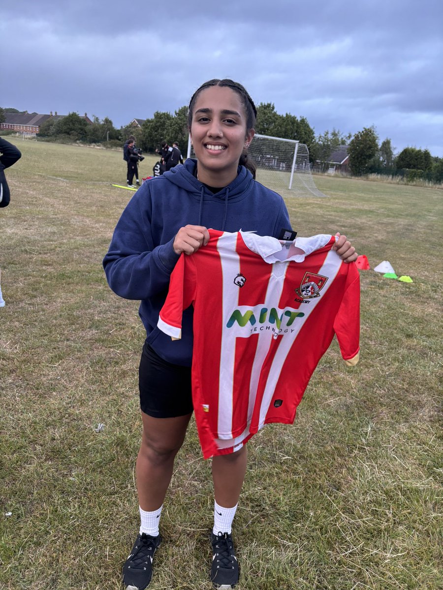 ✍️ We are pleased to announce the signing of talented creative midfielder Kareena Kumari for the 25/26 campaign. 

Kareena has previously played for Wolverhampton Wanderers &amp; most recently Lye Town Women.

Welcome to Stour Kareena 
.
.
.
#Glassgirls