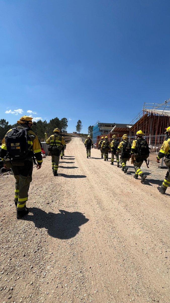 BrifLaza's tweet photo. 🚨 Séptima intervención para #Brif Laza. Incendio 🔥 en Goiás, Lalín. #IFMaceiraLalín  Actuaremos equipo formado por 17 bomberos forestales 🧑‍🚒 y 2 helicópteros 🚁🚁. 
Pinta feo por las imágenes que nos llegan. https://t.co/lMH3nClhMA