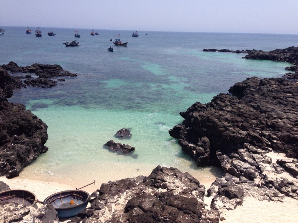 Quân tử trả thù 10 năm ko muộn
Đây là câu mà hay nghe trên phim kiếm hiệp! 
Nhờ có Dượng mà có thêm 1 quân tử…. 10 năm trước mình với em trai đi Đảo Lý Sơn chơi - lúc đó đảo còn hoang sơ lắm. Mới tới đảo Bé mình với bạn mình còn chưa bôi xong kem chống nắng