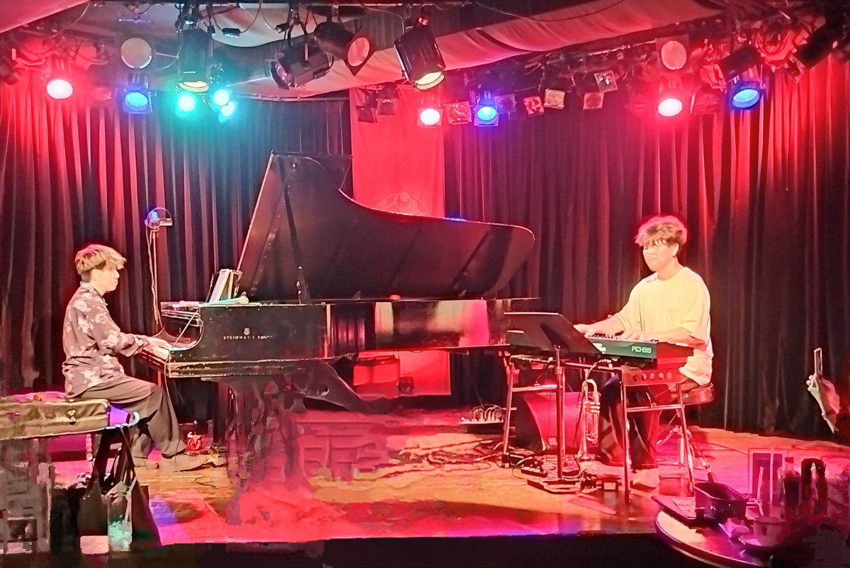emeteisia115's tweet photo. #サポメンとサポサポメン
よっしーさんの情熱的ピアノ🎹に呼応するように空さんの演奏も熱を帯びて
特に空さんが電子ピアノ🎹を弾くダブル鍵盤での演奏には一際大きな拍手歓声👏かっこよセッション✨
サマー・サンバ
ミ・アモーレ
sunny
スペイン 等
#よっしー
#藤井空
#ウザい猫 ←熱く紹介😅 https://t.co/mUdiO8OV7W