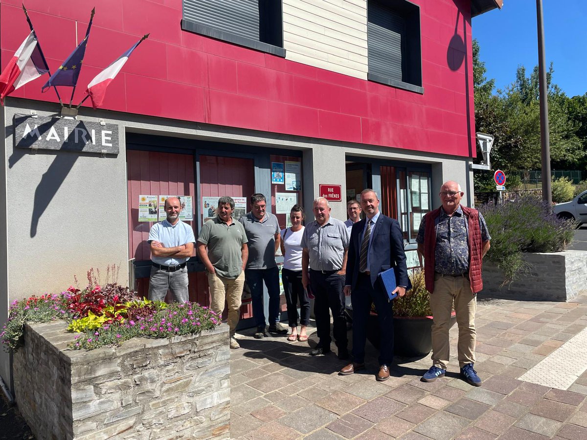 #Visite  | Lacapelle del Fraysse 👉A l’invitation d’André Vaurs, le maire, Philippe Loos, préfet du Cantal a échangé avec les élus et visité les projets de la commune :
✅travaux de l'école et visite du verger conservatoire
✅ résidence senior les Narcisses
✅la place et les