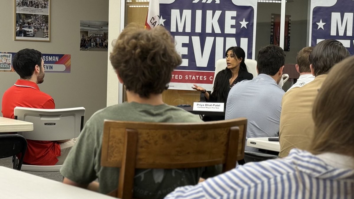 MikeLevin's tweet image. Carlsbad Mayor Pro Tem Priya Bhat-Patel joined our Democracy Summer Fellows for a discussion on local politics and how to make change in our dynamic political environment. Thank you for sharing your knowledge!