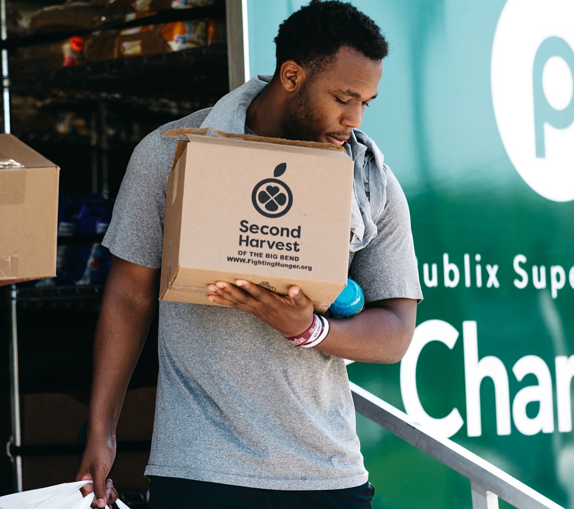 KeepClimbingff's tweet image. Such a great day getting to serve our community with local organizations @SecondHarvestBB,  FSU’s Food for Thought Pantry, student athletes and volunteers! 😃
Over 150 families were provided with food and school supplies! 
#KeepCLIMBing #NoleFamily #SERVE