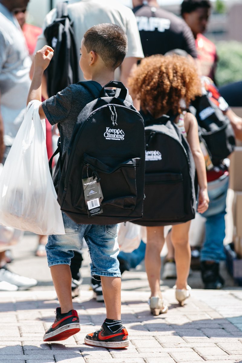 KeepClimbingff's tweet image. Such a great day getting to serve our community with local organizations @SecondHarvestBB,  FSU’s Food for Thought Pantry, student athletes and volunteers! 😃
Over 150 families were provided with food and school supplies! 
#KeepCLIMBing #NoleFamily #SERVE
