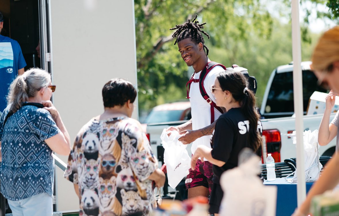 KeepClimbingff's tweet image. Such a great day getting to serve our community with local organizations @SecondHarvestBB,  FSU’s Food for Thought Pantry, student athletes and volunteers! 😃
Over 150 families were provided with food and school supplies! 
#KeepCLIMBing #NoleFamily #SERVE