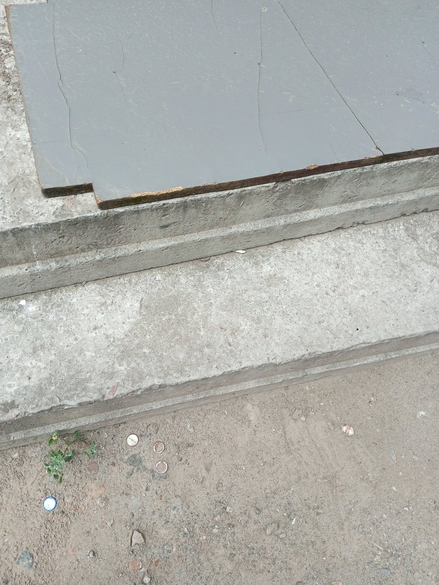 CCringenko's tweet image. Інтроверт: 😀Хух! Яка класна лавочка, подалі від людей, можна покурити й випити свою улюблену каву.
Принюхався: Бля! Це льожка бомжа. 🙄