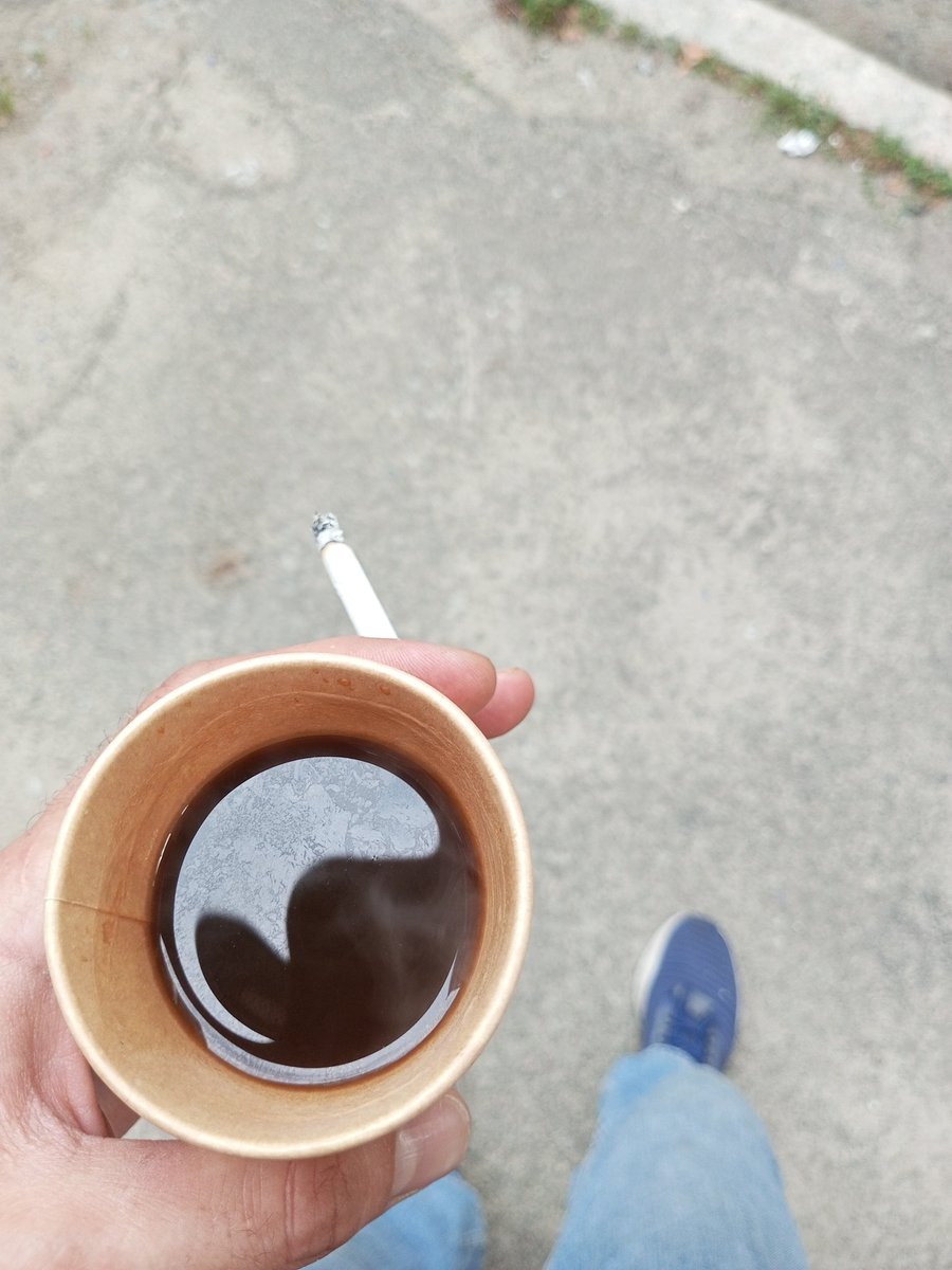 CCringenko's tweet image. Інтроверт: 😀Хух! Яка класна лавочка, подалі від людей, можна покурити й випити свою улюблену каву.
Принюхався: Бля! Це льожка бомжа. 🙄