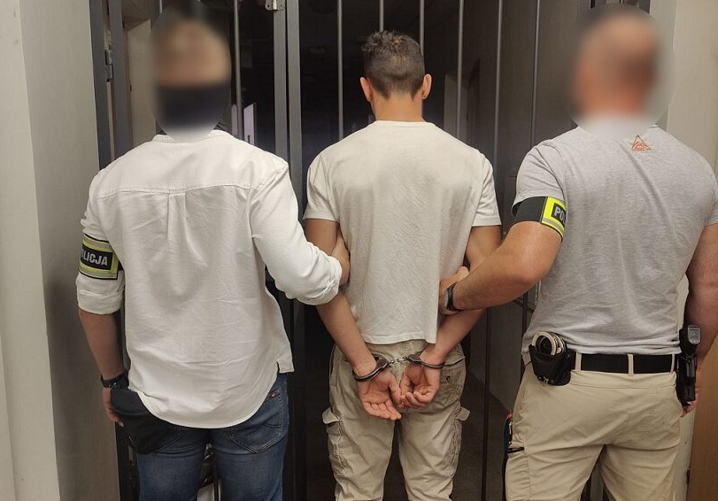 🚨 19-letni obywatel Ukrainy szalał autem po osiedlu, gdy Polak zwrócił mu uwagę, brutalnie go pobił.

Według ustaleń śledczych, do ataku doszło po tym, jak 32-letni mieszkaniec Łodzi zwrócił uwagę młodemu kierowcy na jego niebezpieczny sposób jazdy po osiedlu. 

W odpowiedzi