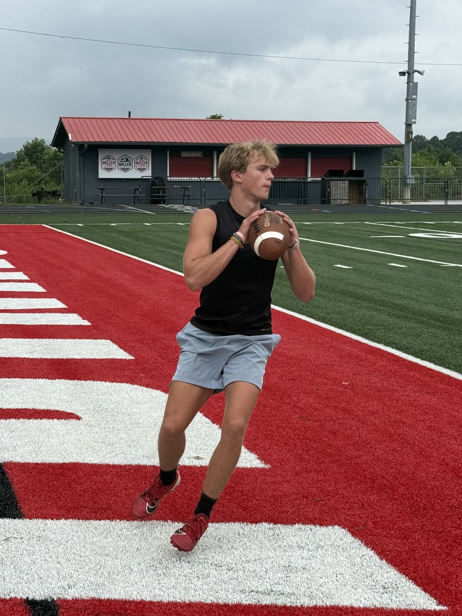 ChrisHughesCP's tweet image. East Wilkes is trending in the right direction in 2A. Check out rising junior Holden Spicer.
@CoachWalkerEW
@CarolinaPreps1
#CPSummerFootballTour2025