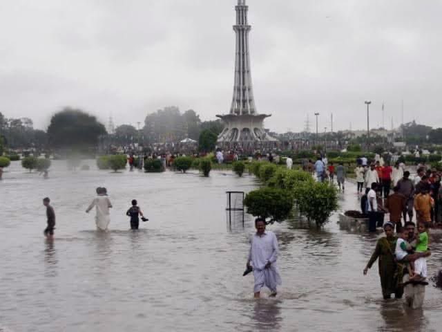 engrzafarwattoo's tweet image. کیا لاہور ایک “سپونج سٹی” بن پائے گا؟

لاہور سمیت دیگر بڑے شہروں کو سپونج سٹی بنانے سے نہ صرف اربن فلڈنگ کو ختم کیا جاسکتا ہے بلکہ بارش کے پانی کو دوبارہ استعمال بھی کیا جاسکتا ہے۔ سنہ 2013 میں چین میں بے حد اربن فلڈنگ ہوئی تھی جس کے بعد حکومت نے اب تک 30 شہروں کو سپونج سٹی بنا…