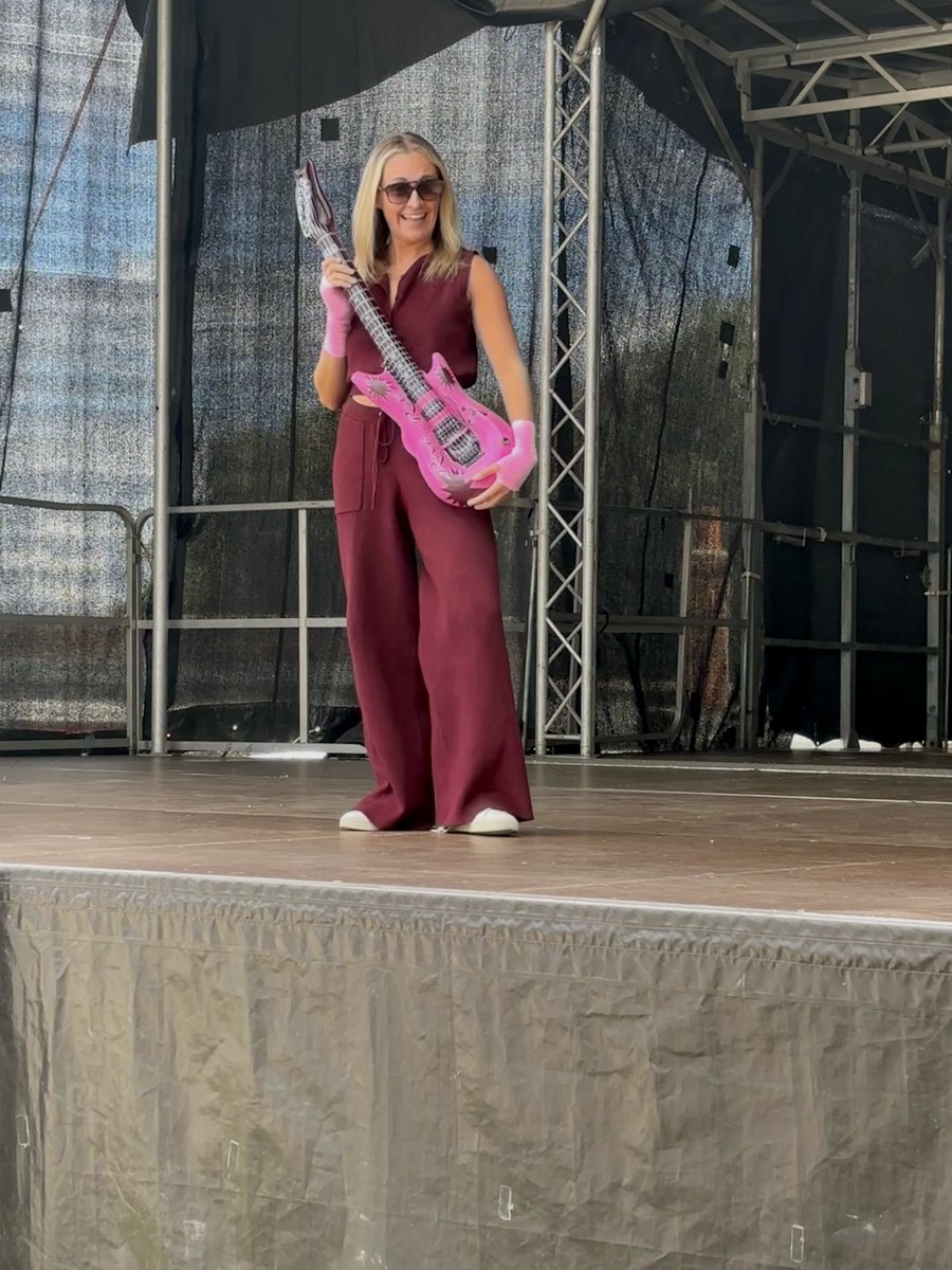 ponteraces's tweet image. The stage is up and the support act for Friday have been out rehearsing π€π€£
βοΈ There is now a table available in the Park Suite Restaurant on Friday due to a recent cancelation, if you would like to book please contact us on 01977 781307 or visit pontefract-races.co.uk
