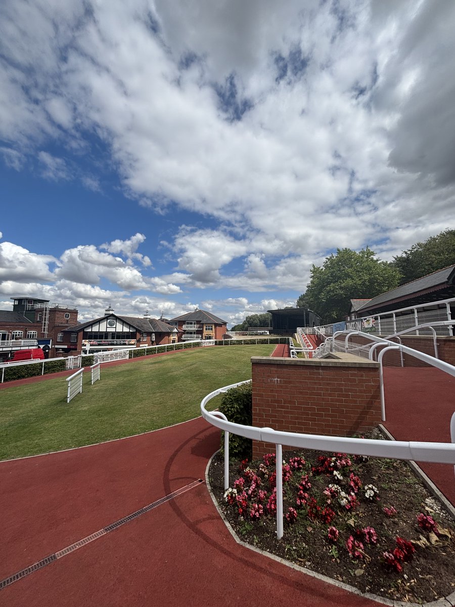 ponteraces's tweet image. The stage is up and the support act for Friday have been out rehearsing π€π€£
βοΈ There is now a table available in the Park Suite Restaurant on Friday due to a recent cancelation, if you would like to book please contact us on 01977 781307 or visit pontefract-races.co.uk