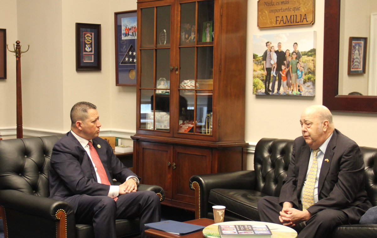 RepTonyGonzales's tweet image. Today, I met with the Ambassador of Colombia to the U.S., Daniel García-Peña.
We discussed counter-drug operations & the importance of dismantling Tren de Aragua. For years, I've worked with agencies at the local, state, & federal levels to provide them with resources to combat…