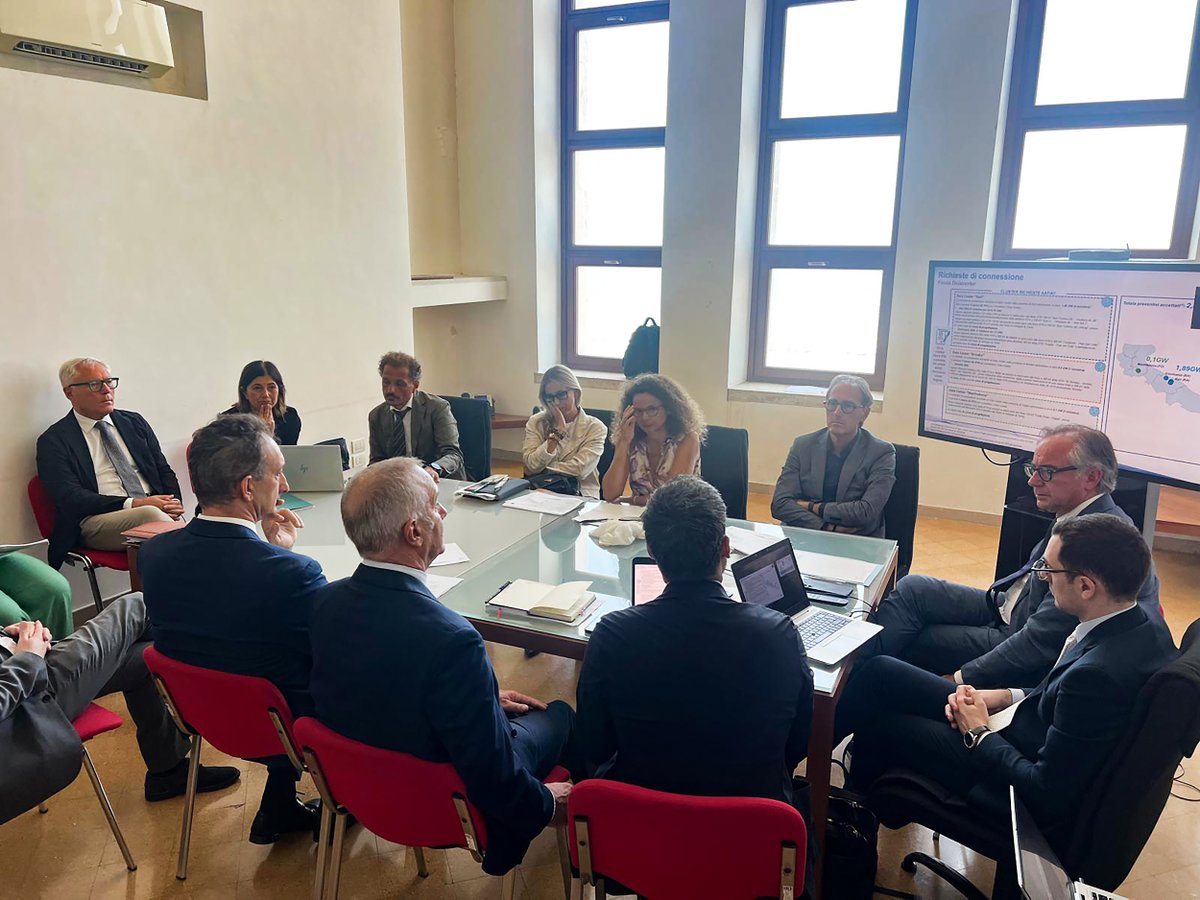 TernaSpA's tweet image. #Bari Il #PdS2025 al centro dell’incontro tra #Terna e la @RegionePuglia. Investimenti per 3,2 miliardi di euro nel prossimo decennio per rafforzare la sicurezza, l’efficienza e la resilienza del sistema elettrico regionale. Tra i principali temi affrontati, la Programmazione…
