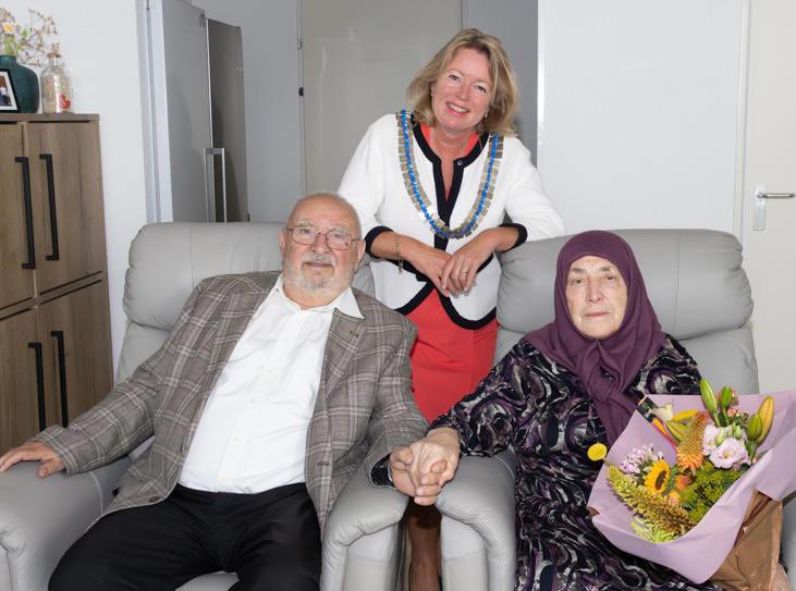 Vanmorgen bijzonder gezellig op🧋bezoek geweest bij het echtpaar Bülbül-Ünlü in #Elst nog voor hun 65-jarig huwelijk 🎉 Nogmaals van harte gefeliciteerd met uw #briljanten huwelijk namens <a href="/Gem_Overbetuwe/">Gemeente Overbetuwe</a> 💐