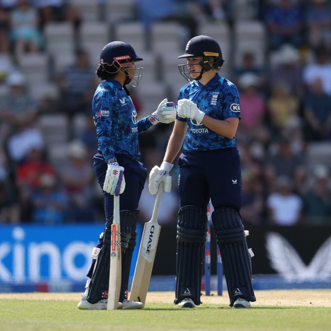 Sophia Dunkley & Alice Davidson-Richards.  106 run partnership. Crucial 👊