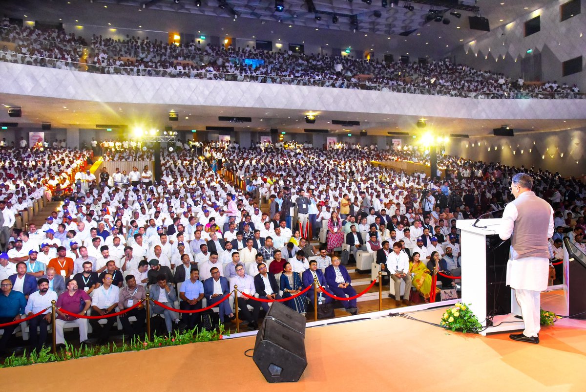 JitinPrasada's tweet photo. 🏛️  यशोभूमि कन्वेंशन सेंटर, नई दिल्ली

CSC दिवस पर आयोजित 'डिजिटल समावेश के 10 वर्ष' कार्यक्रम में केंद्रीय मंत्री श्री @AshwiniVaishnaw जी के साथ प्रतिभाग करके देश के विभिन्न क्षेत्रों से आए CSC कार्यकर्ताओं को संबोधित किया।

वी.एल.ई पुरस्कार से सम्मानित सभी सीएससी कार्यकर्ताओं एवं ग्राम उद्यमियों को बधाई! 💻🌐

आदरणीय प्रधानमंत्री श्री @narendramodi जी के 'डिजिटल इंडिया' विज़न को धरातल पर उतारने में अग्रणी भूमिका निभा रहे कॉमन सर्विस सेंटर्स (CSC) बीते 16 वर्षों से देश के दूरस्थ और ग्रामीण अंचलों में डिजिटल व वित्तीय समावेशन की अलख जगा रहे हैं।  📢✨ 

#CSCDiwas  #16YearsOfDigitalTransformation #16YearsOfDigitalInclusion

@AshwiniVaishnaw @CSCegov_ @GoI_MeitY @_DigitalIndia