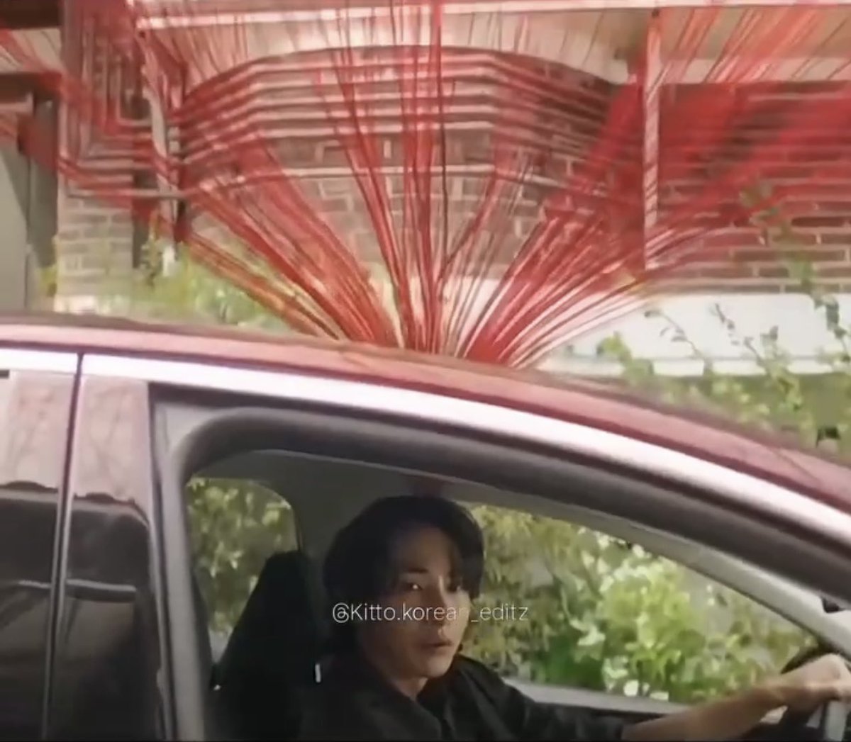 Улаан утсандаа тээгэлдмэр чэн суучих гянуу😂 утасгүй надаас чи холай л гэлээ😎