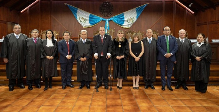 aacf73's tweet photo. @cercanofoto #MolinaBarreto y su #Clica de #NarcoMagistransas al servicio del #PactoDeCorruptos 
@CC_Guatemala https://t.co/SZ1iOiyXaE