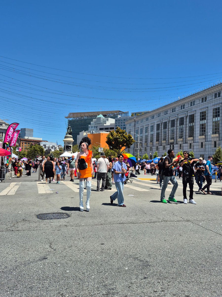 HAPPY PRIDE, SAN FRANCISCO! 🏳️‍🌈
While thousands gathered at Civic Center for San Francisco Pride to celebrate love, identity, &amp; equality, our incredible <a href="/CivicCenter/">CivicCenter</a> Ambassadors were on the ground offering support, directions, hydration, &amp; warm welcomes to the crowd.  Huge thanks!