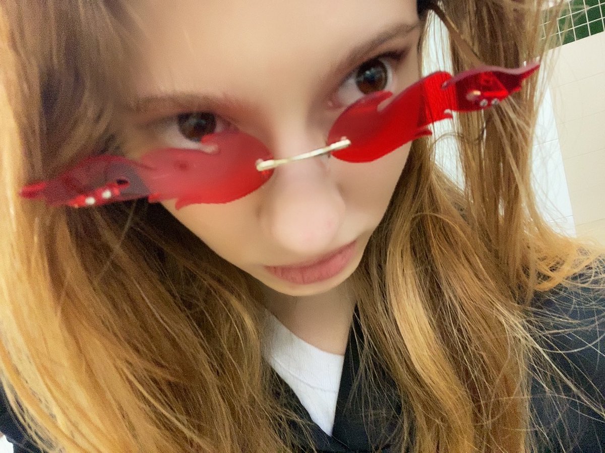 ❓|| eu e ele divando com nossos óculos 

#CSD #CaratSelcaDay #SEVENTEEN #VERNON <a href="/pledis_17/">세븐틴(SEVENTEEN)</a>