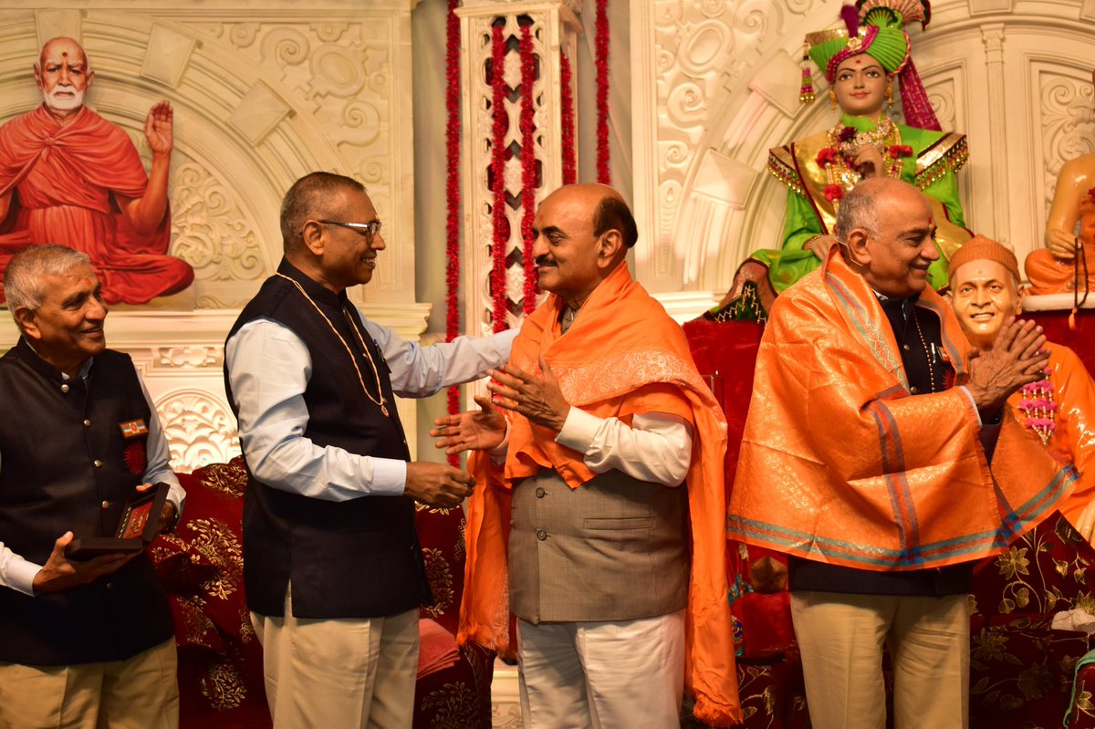 anirdeshpowai's tweet photo. Ex Finance minster of Maharashtra Shri. Dr. Bhagwat Karad ji at Guruhari P.P. Vashi bhai’s birthday celebration at Chh. Sambhajinagar 🙏🎉 https://t.co/JuM18k9MTf