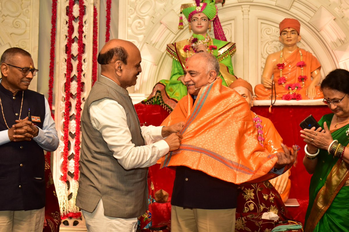 anirdeshpowai's tweet photo. Ex Finance minster of Maharashtra Shri. Dr. Bhagwat Karad ji at Guruhari P.P. Vashi bhai’s birthday celebration at Chh. Sambhajinagar 🙏🎉 https://t.co/JuM18k9MTf