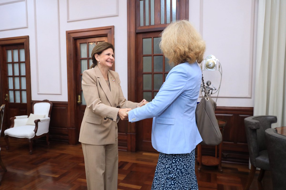 UnionEuropeaRD's tweet photo. Muy agradecidos con la vicepresidenta @raquelpenard por recibir a la embajadora @EmbUEenRepDom en las semanas finales de su misión en RD. 

La embajadora expresó su agradecimiento por estos años de trabajo conjunto en beneficio de nuestras poblaciones.

¡🇩🇴🤝🇪🇺 socios naturales! https://t.co/C6rvrmckZI