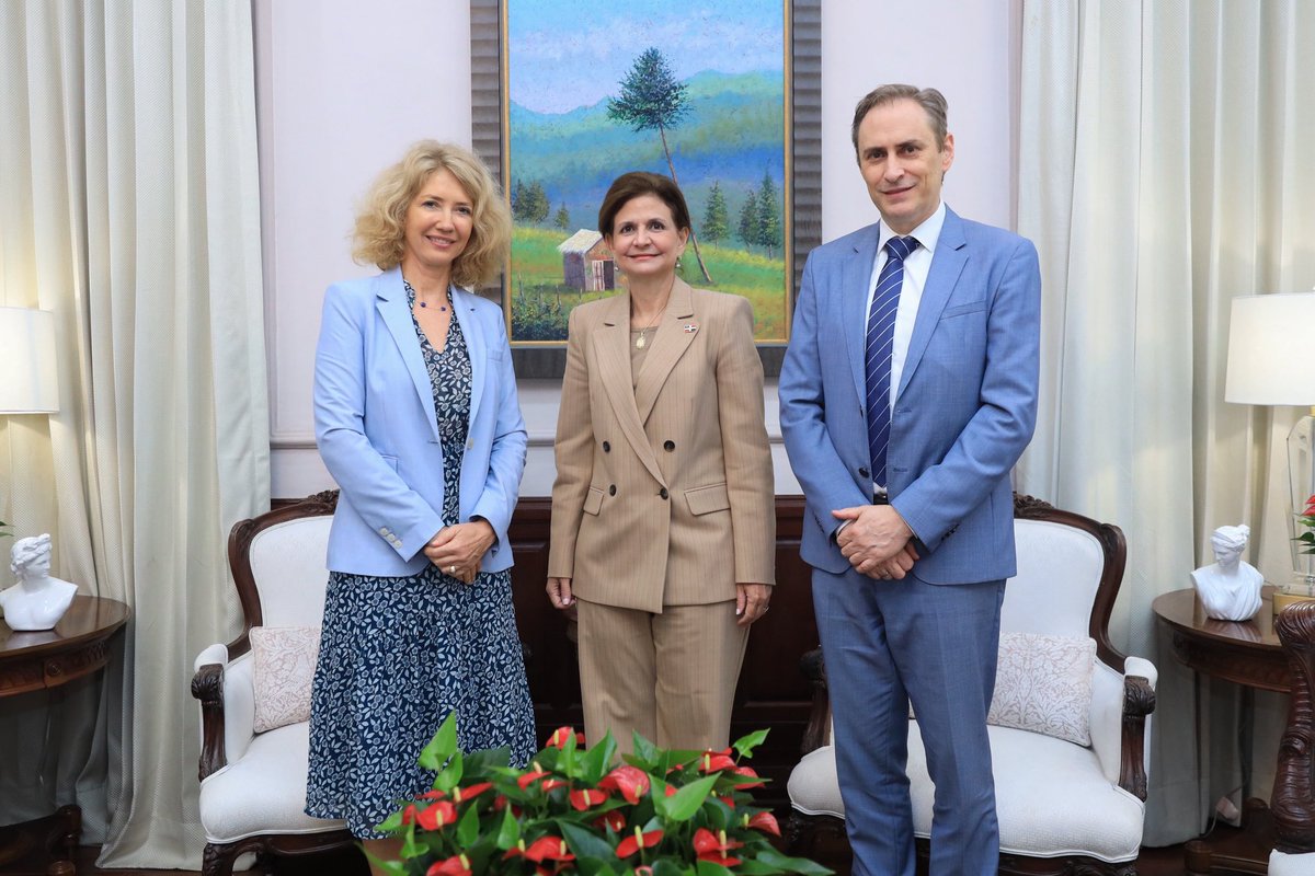 UnionEuropeaRD's tweet photo. Muy agradecidos con la vicepresidenta @raquelpenard por recibir a la embajadora @EmbUEenRepDom en las semanas finales de su misión en RD. 

La embajadora expresó su agradecimiento por estos años de trabajo conjunto en beneficio de nuestras poblaciones.

¡🇩🇴🤝🇪🇺 socios naturales! https://t.co/C6rvrmckZI